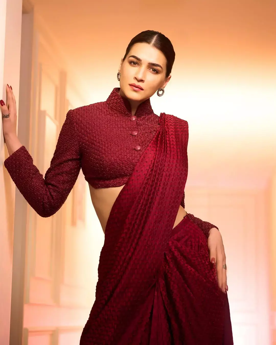 इस नए लुक में Kriti Sanon ने सोशल मीडिया पर मचाई धूम, PHOTO इतना कातिलाना की उड़े फैंस के होश...