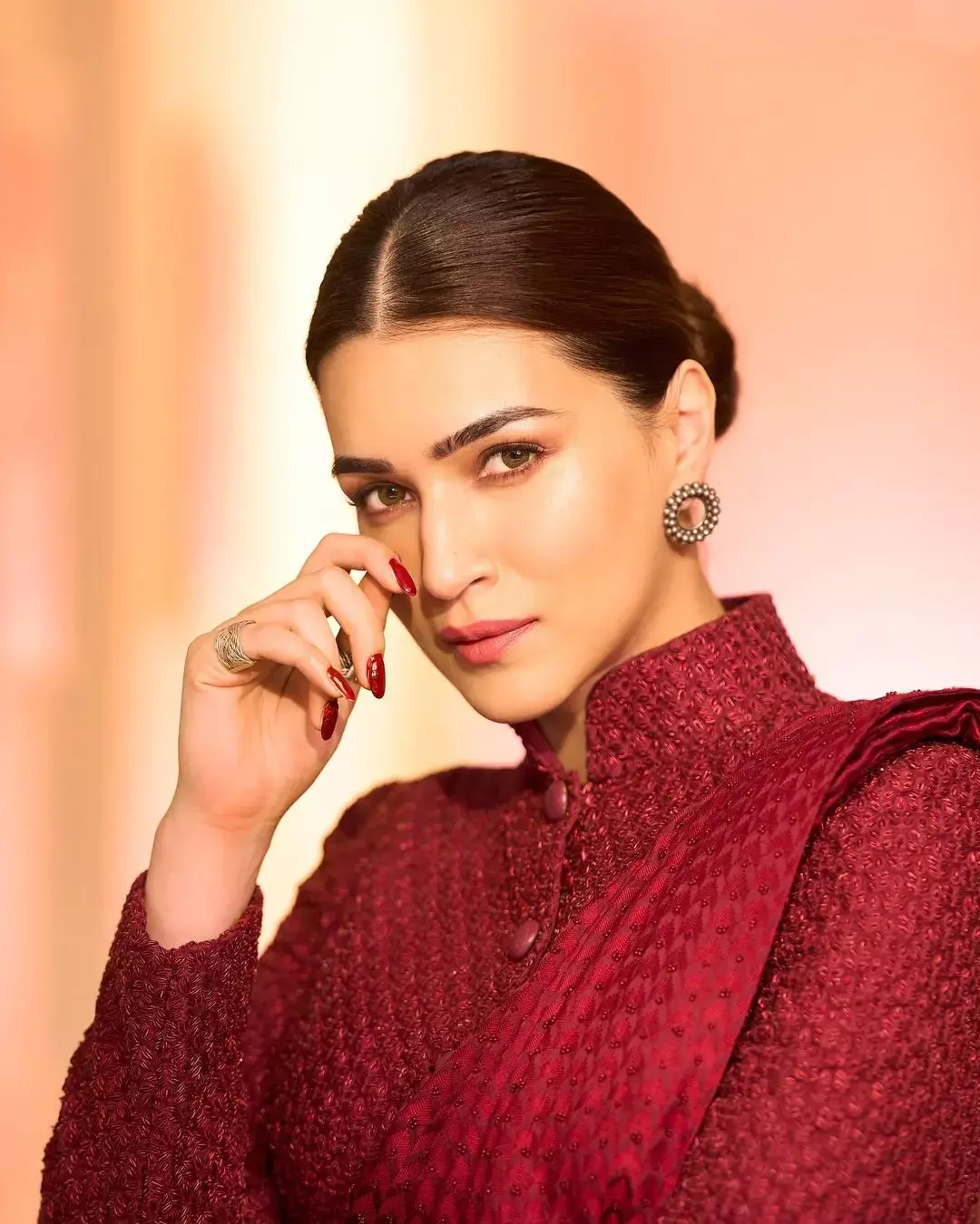 इस नए लुक में Kriti Sanon ने सोशल मीडिया पर मचाई धूम, PHOTO इतना कातिलाना की उड़े फैंस के होश...