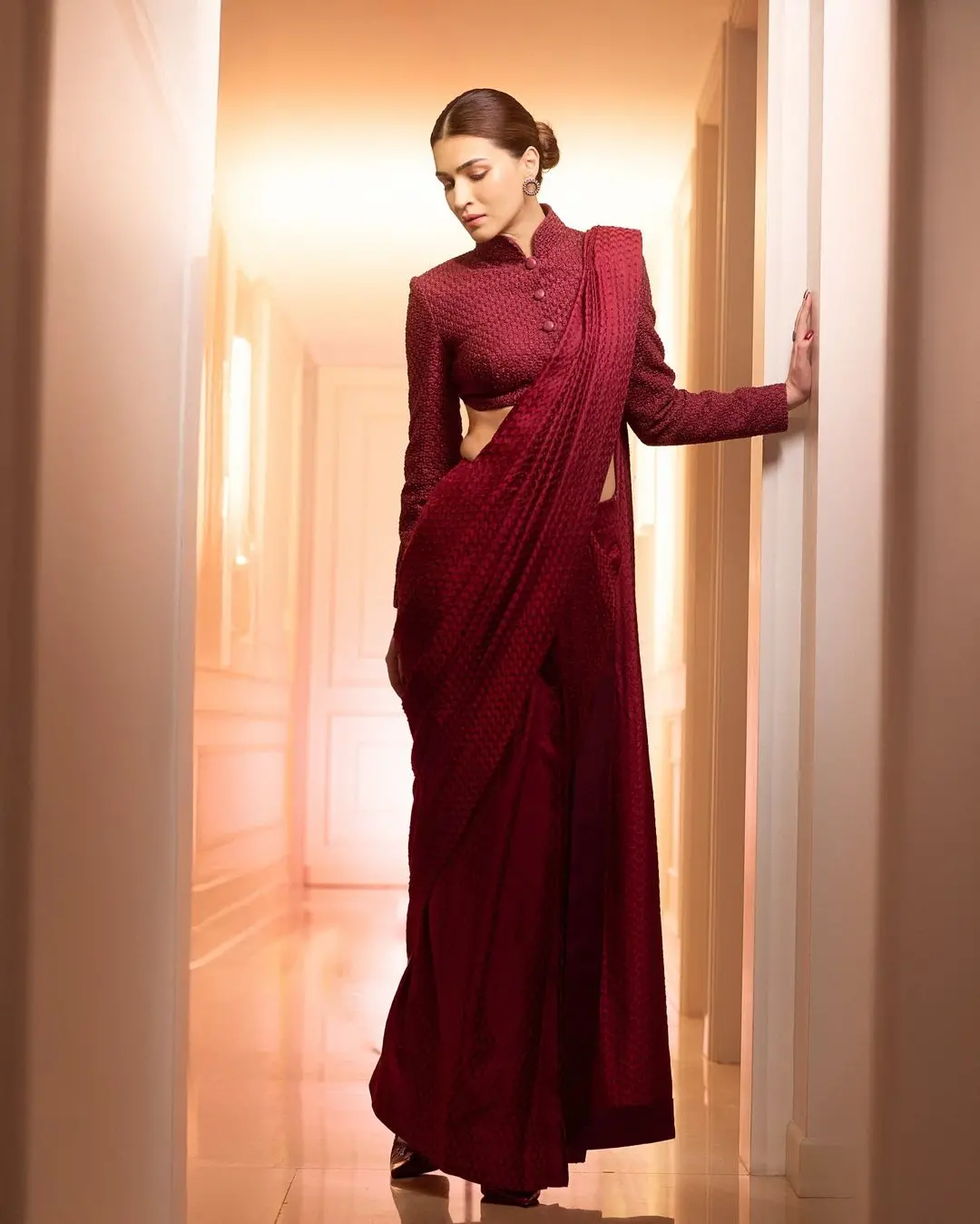 इस नए लुक में Kriti Sanon ने सोशल मीडिया पर मचाई धूम, PHOTO इतना कातिलाना की उड़े फैंस के होश...