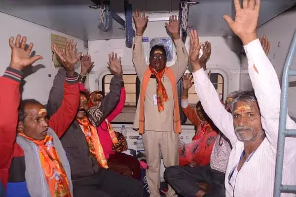 Chhattisgarh News: श्री रामलला दर्शन योजना: रायपुर संभाग के 850 श्रद्धालु अयोध्या धाम के लिए हुए रवाना