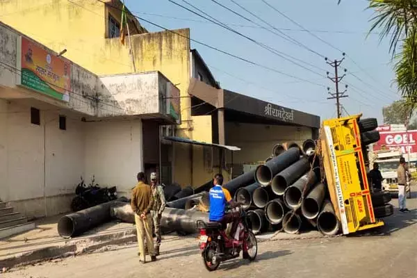 Sarguja News: छत्‍तीसगढ़ के इस सांसद के निवास के सामने ओवर लोड ट्रेलर पलटा, टल गया बड़ा हादसा
