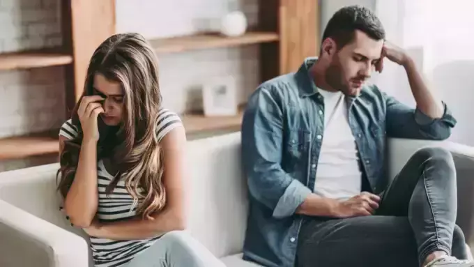 Phubbing: रिश्तों को कमजोर करने वाली एक आदत