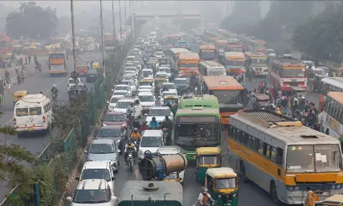 Delhi AQI Updates: प्रदूषण से बेहाल हुआ राजधानी का हाल, स्मॉग और कोहरा बढ़ा, ठंड ने बढ़ाई परेशानी