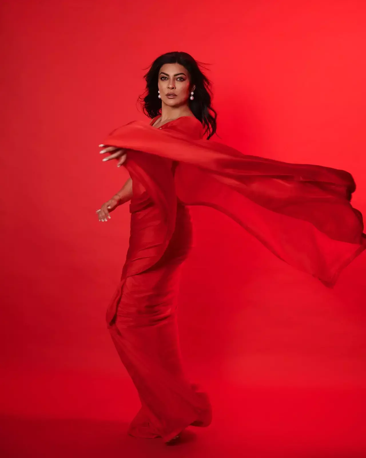 Sushmita Sen ने रेड साड़ी लगीं 25 सी हसीन, पल्लू लहराते हुए कराया लाजवाब फोटोशूट, देखिए...