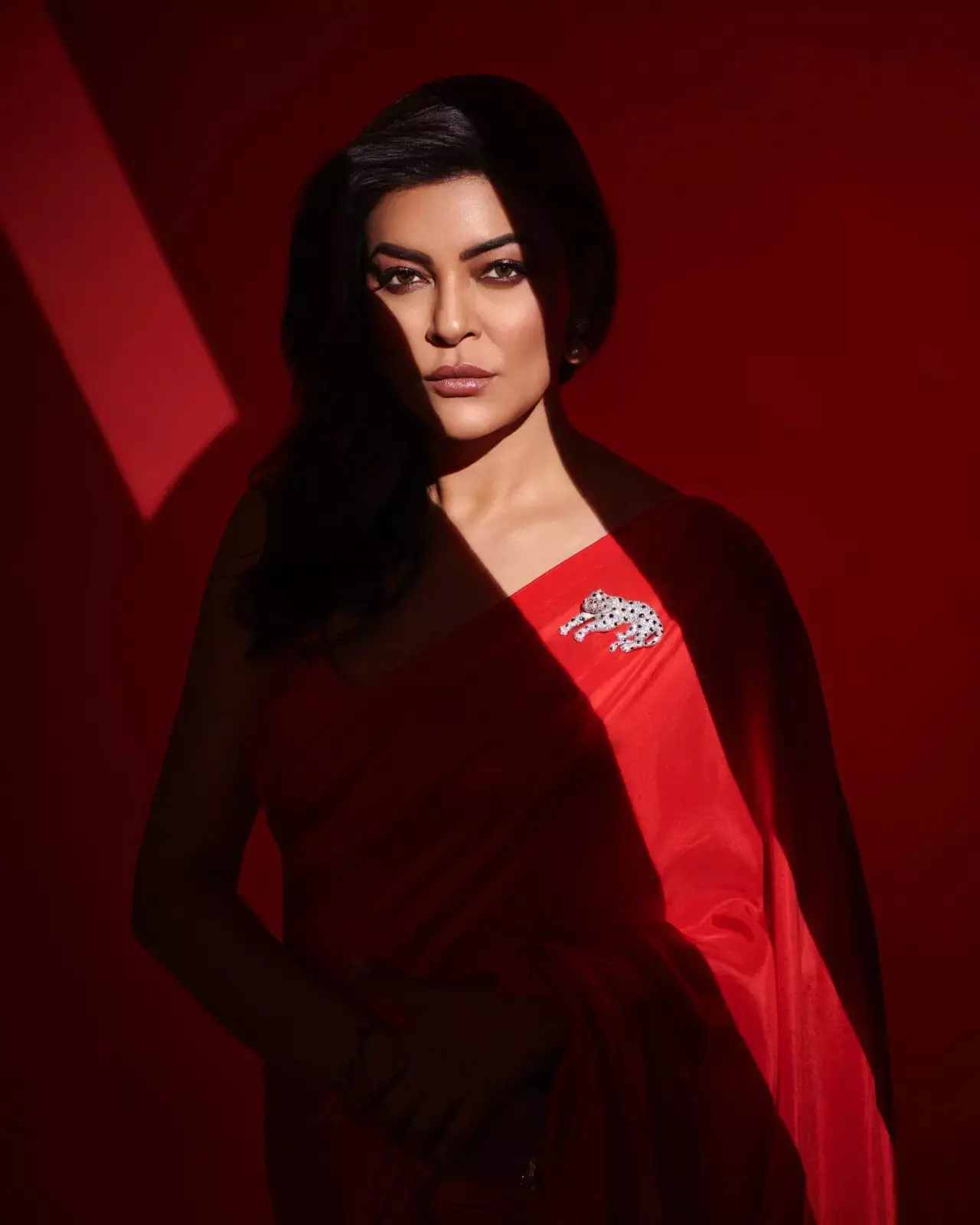 Sushmita Sen ने रेड साड़ी लगीं 25 सी हसीन, पल्लू लहराते हुए कराया लाजवाब फोटोशूट, देखिए...