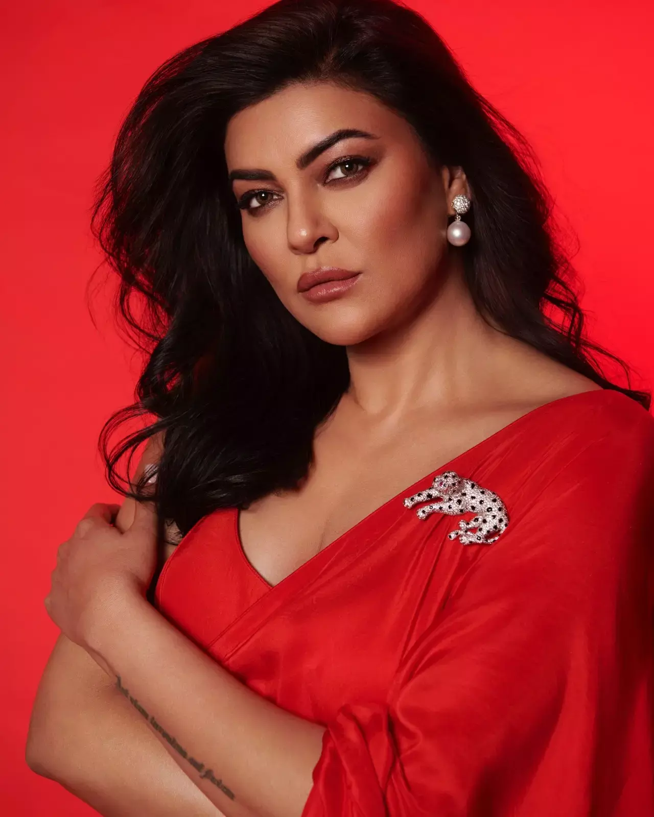 Sushmita Sen ने रेड साड़ी लगीं 25 सी हसीन, पल्लू लहराते हुए कराया लाजवाब फोटोशूट, देखिए...