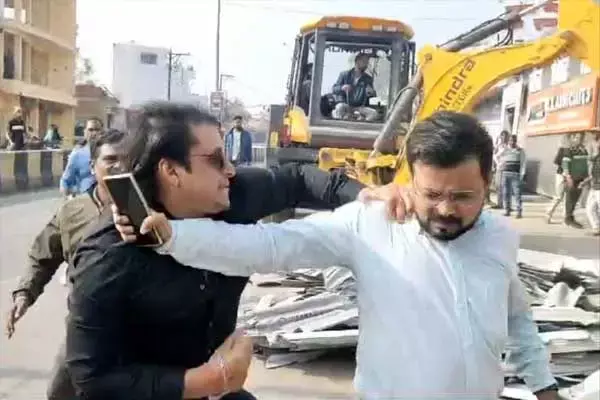 Manendragarh News: CG बीच रोड तहसीलदार की पिटाई: विवाद के बीच व्‍यवसायी ने की मारपीट, देखिये.. वीडियो
