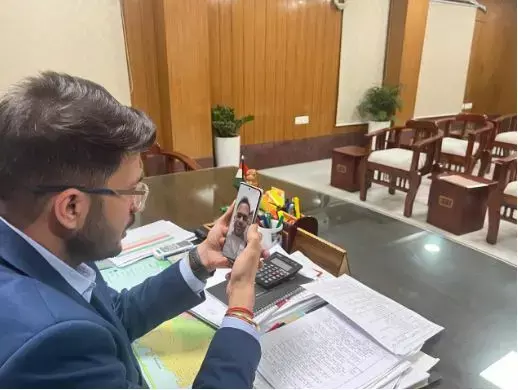 Balaudabajar News: कलेक्टर दीपक सोनी ने वीडियो कॉल कर पीएससी टॉपर रवि शंकर वर्मा को दी बधाई...