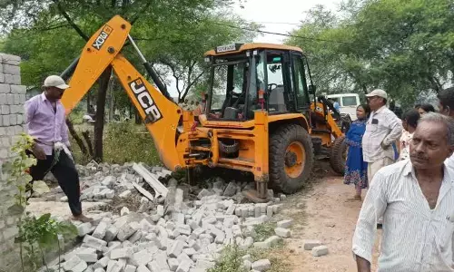 Bilaspur News: अवैध प्लाटिंग पर निगम और प्रशासन की कार्रवाई, बाउंड्री और दीवार ढहाई गई