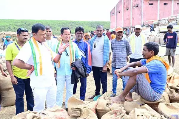 Chhattisgarh News: किसानों का हाल जानने धान खरीदी केंद्रों में पहुंचें कांग्रेस नेता: किसानों से किया सीधा संवाद