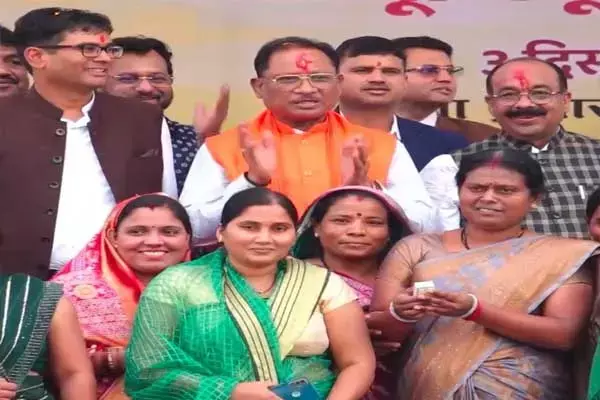 Vishnudeo Sai: विष्णुदेव के सुशासन की झलक: CM के आग्रह पर सरस्वती ने बटन दबाकर जारी की महतारी वंदन योजना की दसवीं किश्त के 652 करोड़