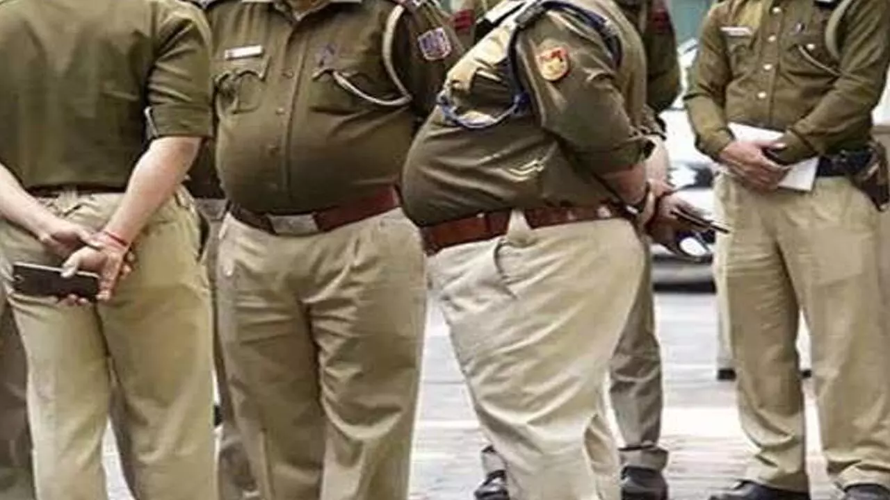 Mp Crime News: तलाशी लेने पहुंची पुलिस टीम ने बच्ची से किया दुष्कर्म, महिला ने लगाए गंभीर आरोप, SP ने बनाई जांच टीम Mp Crime News: तलाशी लेने पहुंची पुलिस टीम ने बच्ची से किया दुष्कर्म, महिला ने लगाए गंभीर आरोप, SP ने बनाई जांच टीम