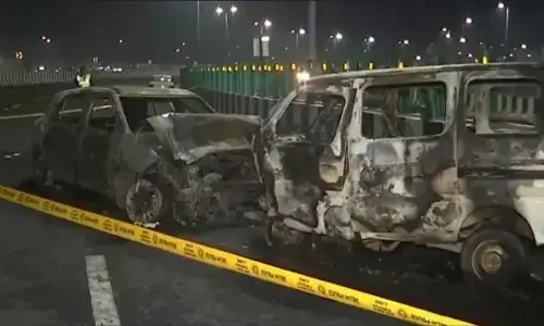Delhi Accident News Today: दिल्ली के द्वारका एक्सप्रेसवे पर भयानक हादसा, दो कारों में टक्कर के बाद लगी आग, 1 की मौत