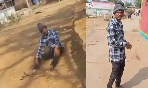 Teacher Video Viral: फिर एक शराबी शिक्षक का वीडियो वायरल, नशे में धुत्त होकर स्कूल के बाहर सड़क पर बैठा रहा