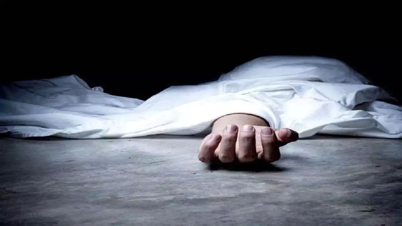 Jhansi Couple Suicide News: प्रेमी जोड़े ने होटल के कमरे में लगाई फांसी, अलग होने के डर से उठाया ऐसा कदम....