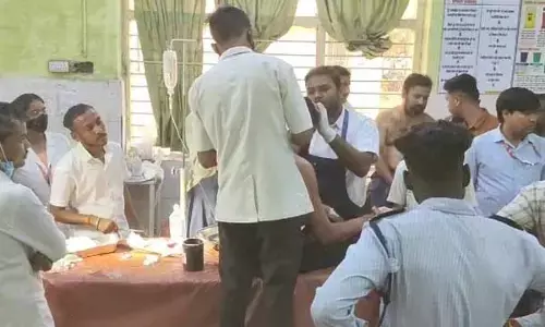 Dhamtari News: मोबाइल को लेकर हुआ विवाद और छात्र ने दो शिक्षकों पर धारदार हथियार से कर दिया हमला, एक की हालत गंभीर