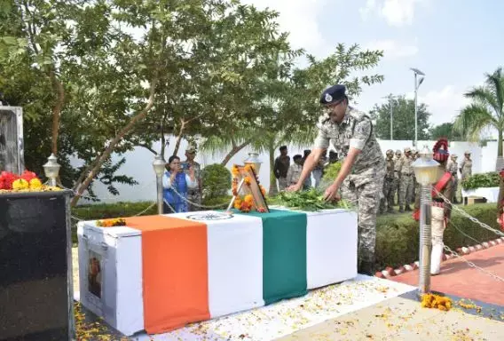 शहीद प्रधान आरक्षक बिरेंद्र कुमार सोरी के पार्थिव शरीर को राजकीय सम्मान के साथ दी गई अंतिम विदाई...