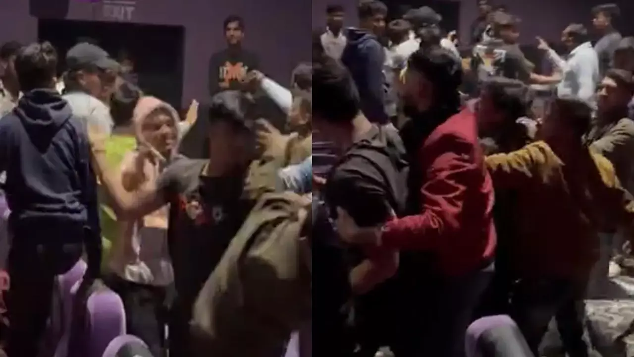 Mp News: पुष्पा 2 की सिनेमा हॉल में मचा बवाल, आपस में भिड़े दर्शकों के दो गुट, चले जमकर लात और घूंसे, VIDEO वायरल...
