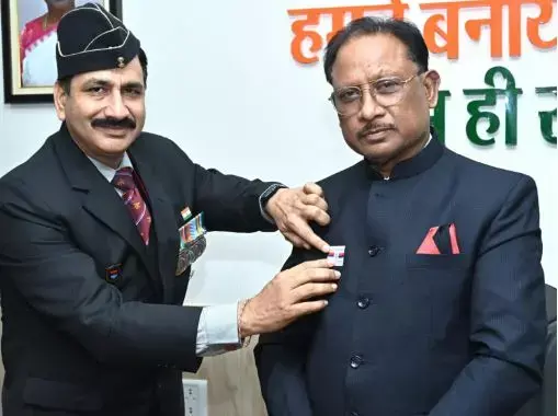 मुख्यमंत्री ने सशस्त्र सेना झंडा दिवस निधि में दिया योगदान, बोले-सैनिकों के शौर्य और बलिदानों के कारण ही आज हम स्वतंत्र और सुरक्षित हैं