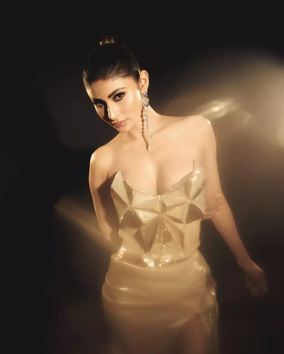 मैचिंग गोल्डन ड्रेस में Mouni Roy ने लगया इवेंट में आग, जीक्यू मेन ऑफ द ईयर में लुक देख घायल हुए फैंस...