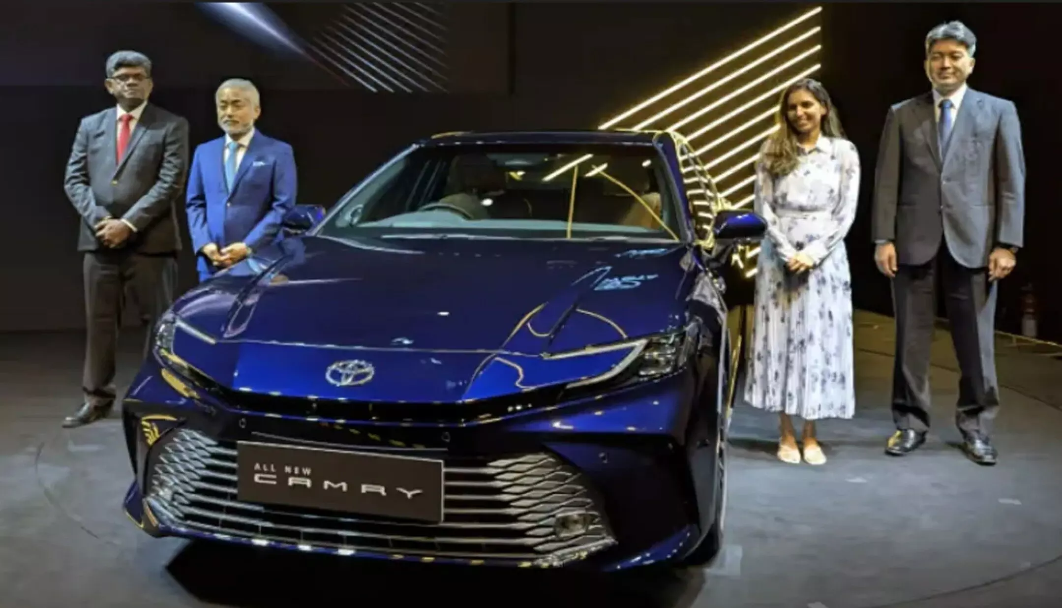 New Toyota Camry: टोयोटा ने भारत में लॉन्च की अपनी नई लग्जरी सेडान कार कैमरी, जानें कीमत और फीचर्स New Toyota Camry: टोयोटा ने भारत में लॉन्च की अपनी नई लग्जरी सेडान कार कैमरी, जानें कीमत और फीचर्स