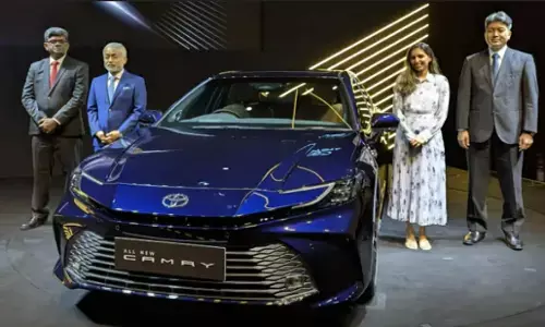 New Toyota Camry: टोयोटा ने भारत में लॉन्च की अपनी नई लग्जरी सेडान कार कैमरी, जानें कीमत और फीचर्स