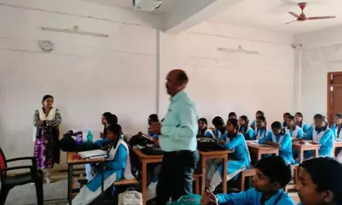 Bilaspur News: संयुक्त संचालक शिक्षा ने किया स्कूलों का औचक निरीक्षण, अनुपस्थित शिक्षक को नोटिस...