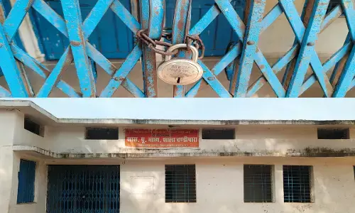 Janjgir Teacher News: स्कूल में ताला और मोबाइल बंद कर बच्चों को पिकनिक ले गए शिक्षक, परेशान होते रहा शिक्षा विभाग, पांच शिक्षकों को नोटिस