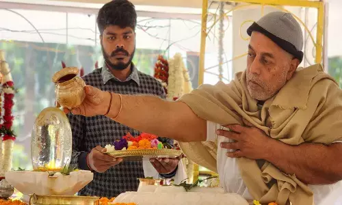 Sarveshvari Samooh: सर्वेश्वरी आश्रम में अघोरेश्वर भगवान राम महाविभूति कलश एवं चरणपादुका स्थापना दिवस मना