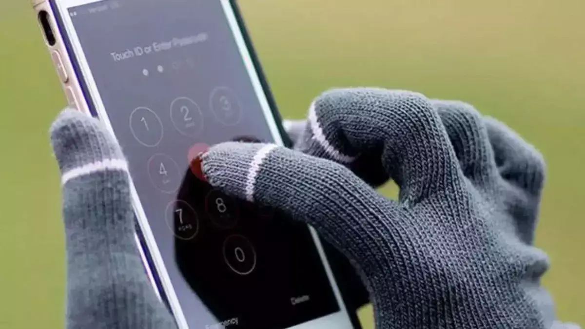 Smartphone Tips and Tricks: सर्दियों में दस्ताने पहनकर भी स्मार्टफोन का मजा लें, जानें कैसे!...