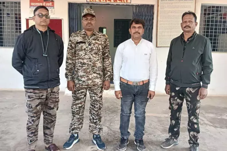 CG Teacher Suspended: छात्राओं को बैड़ टच करने वाला शिक्षक सस्पेंड, पुलिस ने किया गिरफ्तार, स्टूडेंट्स को जबरन गोद में उठाकर करता था छेड़छाड़...