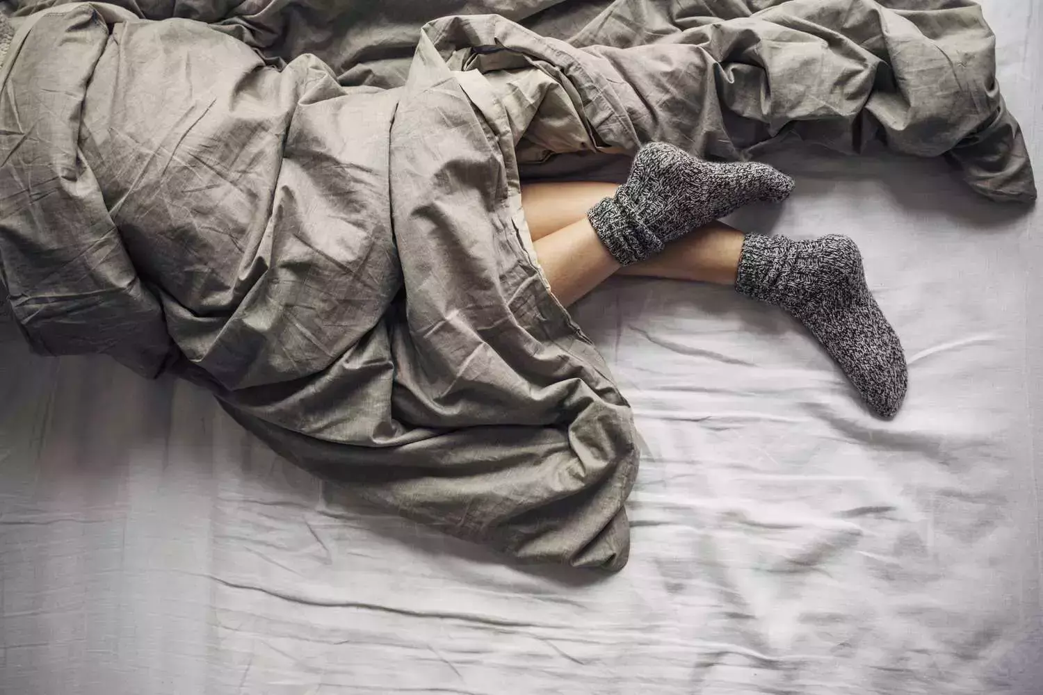 Wearing Socks In Winter: सर्दियों में मोजे पहनकर सोने के फायदे और नुकसान, जानें क्या है सही तरीका...