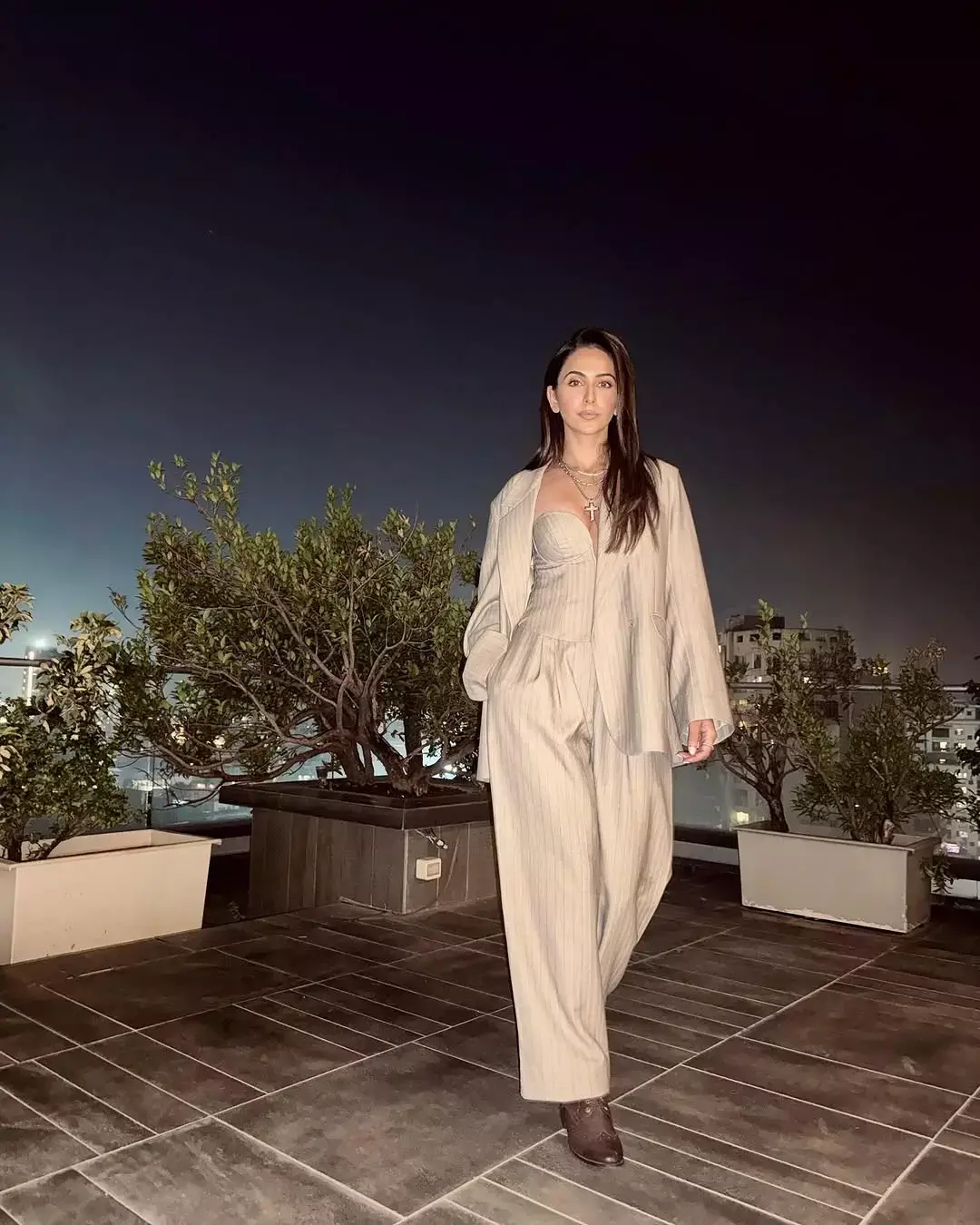 इंटरनेट पर Rakul Preet Singh ने बॉस लेडी लुक में मचाया बौछार, कैमरे के सामने दिए किलर पोज...