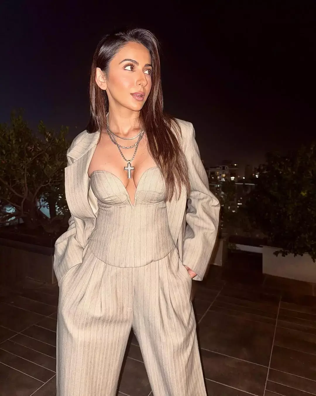 इंटरनेट पर Rakul Preet Singh ने बॉस लेडी लुक में मचाया बौछार, कैमरे के सामने दिए किलर पोज...
