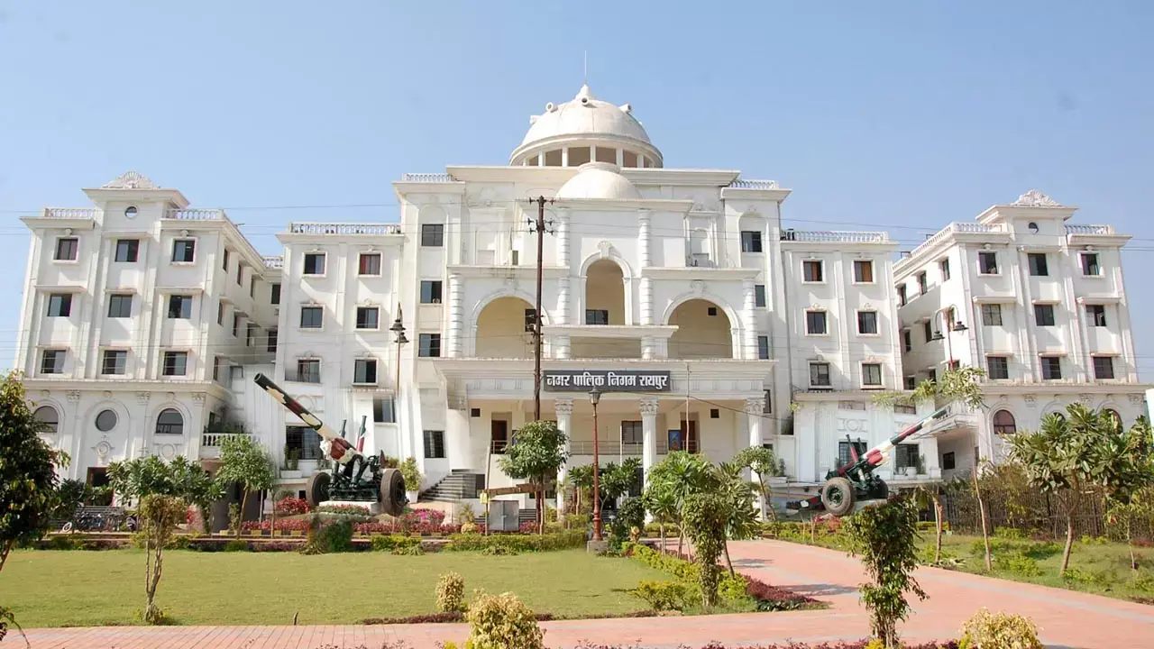 Raipur Municipal Corporation: रायपुर नगर निगम ने वायु एवं ध्वनि प्रदूषण को रोकने के लिए शुरू की तैयारी, सड़कों के निर्माण व शहरी वृक्षारोपण पर जोर...