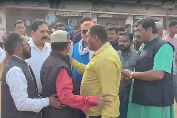 CG आपस में भिड़े कांग्रेसी, हाथापाई की नौबत, वायरल... ... Chhattisgarh Top News Today: फिर बदला आरक्षण का शेड्यूल और सरकारी कर्मचारियों के लिए अच्‍छी खबर..सहित पढ़ें दिनभर की प्रमुख खबरें...