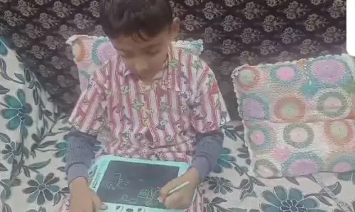 Video: पुलिस अधिकारी के मासूम बेटे में नक्सलियों के प्रति गुस्सा, ड्राइंग बनाकर बता रहा पुलिस उन्हें ऐसे मारेगी