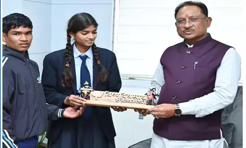 स्कूली बच्चों ने लकड़ी की नेम प्लेट और पोट्रेट सीएम विष्णुदेव को किया भेंट, मुख्यमंत्री ने जताई खुशी