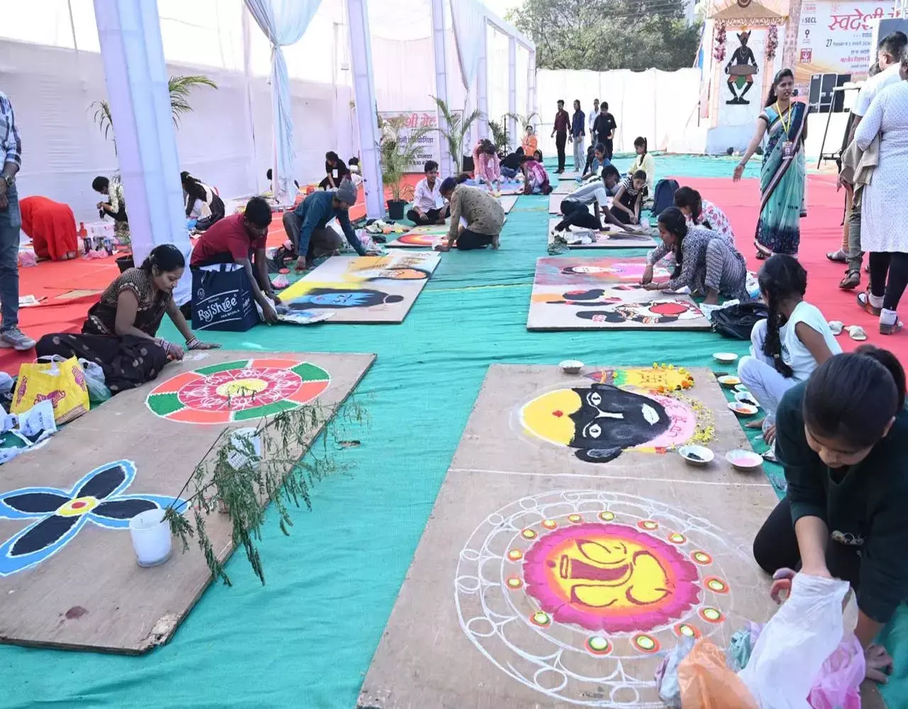 Chhattisgarh Science College: कैनवास पर रंगो की छटा से निखरा स्वदेशी मेला, रचनात्मकता और संस्कृति को मिल रहा बढ़ावा...
