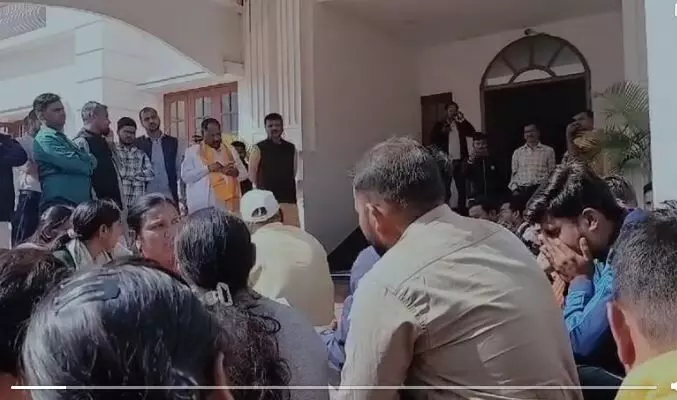 CG Teachers News: शिक्षकों की बर्खास्तगी की खबर के बाद रोते बिलखते बीजेपी कार्यालय में धरने पर बैठे सहायक शिक्षक, किया चक्का जाम देखें वीडियो CG Teachers News: शिक्षकों की बर्खास्तगी की खबर के बाद रोते बिलखते बीजेपी कार्यालय में धरने पर बैठे सहायक शिक्षक, किया चक्का जाम देखें वीडियो