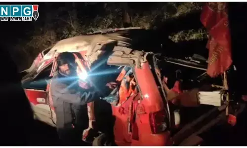 Sanjay Nishad Accident: कैबिनेट मंत्री संजय निषाद के काफिले की गाड़ी खाई में पलटी, पशु बचाने के चक्कर में हुआ हादसा, 5 घायल