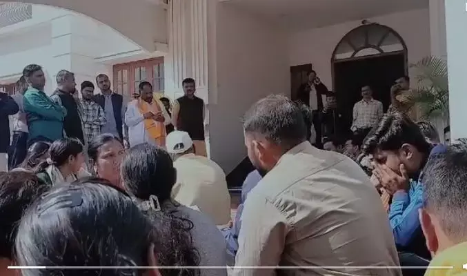 CG Teachers News: शिक्षकों की बर्खास्तगी की खबर के बाद रोते बिलखते बीजेपी कार्यालय में धरने पर बैठे सहायक शिक्षक, किया चक्का जाम देखें वीडियो