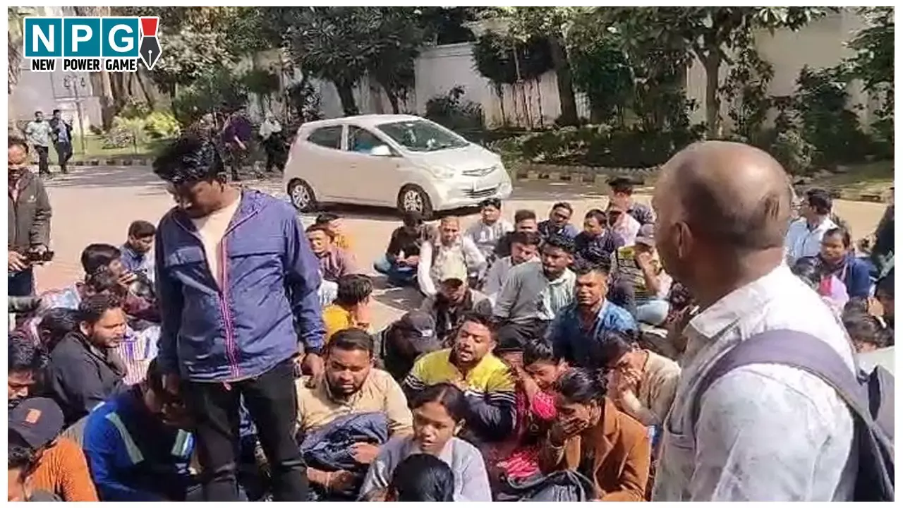 CG B.Ed Teachers Protest: भाजपा कार्यालय में रोते-बिलखते रहे सहायक शिक्षक, इधर निकालने का जारी  हुआ आदेश