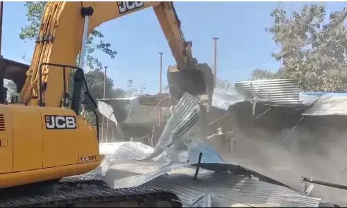 Mukesh Chandrakar Murder: पत्रकार के हत्यारे सुरेश चंद्राकर के अवैध अतिक्रमण पर चला बुलडोजर, बैंक खाते भी सीज