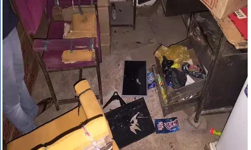 CG News: शराब दुकान में डकैती, कैश से भरी तिजोरी और जाम छलकाने शराब की बोतलें भी ले गए साथ