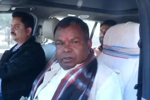 Liquor scam: लखमा पिता-पुत्र दूसरी बार पहुंचे ईडी कार्यालय: शराब घोटाला में आज फिर हो रही है पूछताछ
