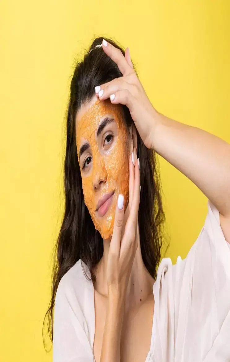 Haldi-Chandan Lep Fayde: ग्लो देख हर कोई पूछेगा खूबसूरती का राज, जानिए हल्दी-चंदन के लेप लगाने के ढेरों फायदे