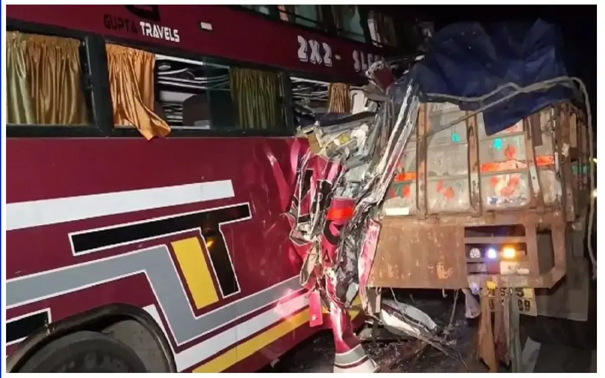 CG Accident News: यात्रियों से भरी बस टकराई, चार की मौत, कई घायल...