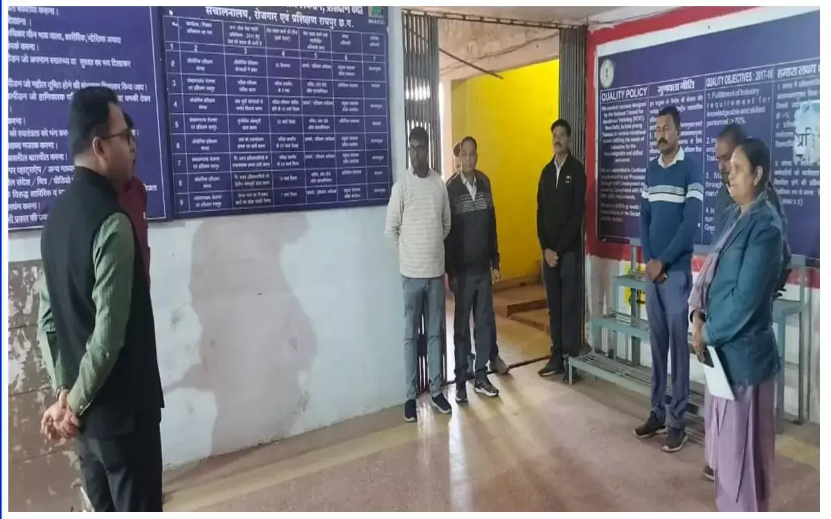 CG News: संचालक ऋतुराज रघुवंशी ने भिलाई आईटीआई का किया औचक निरीक्षण, अनुपस्थित प्राचार्य को कारण बताओ नोटिस जारी