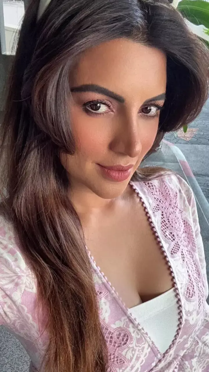 बहुत छोटी कपड़े पहन एक्ट्रेस Shama Sikander इंटरनेट पर लगाया आग, अदाएं देख लोगों के तोते...